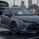 Toyota break hybride Corolla Touring Sports avec coffre ouvert, 581 litres